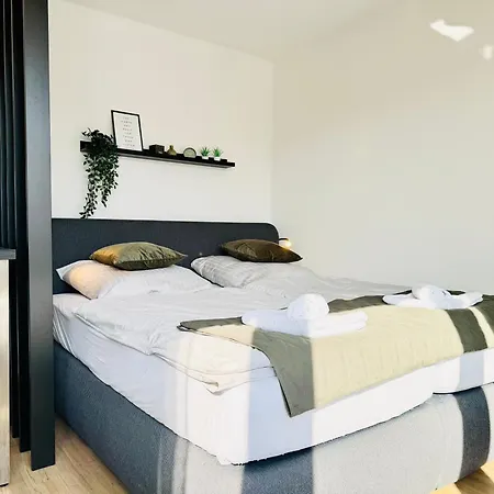 Serenity 24h Check In Wlan Parkplatz Oepnv Apartamento